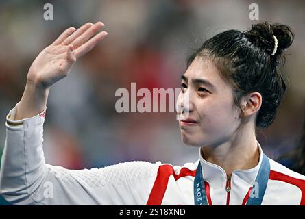 Pechino, Francia. 28 luglio 2024. La medaglia di bronzo Zhang Yufei della Cina reagisce durante la cerimonia di vittoria per la farfalla femminile di 100 m di nuoto ai Giochi Olimpici di Parigi 2024 a Parigi, Francia, 28 luglio 2024. Crediti: Wang Peng/Xinhua/Alamy Live News Foto Stock