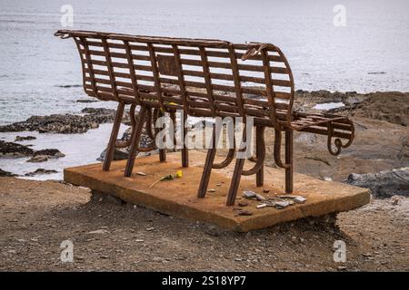 Una vecchia panchina arrugginita a Treyarnon Bay, Cornovaglia, Inghilterra, Regno Unito Foto Stock