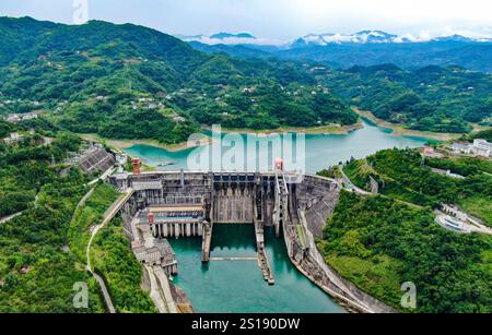 Pechino, Cina. 21 giugno 2024. Una foto aerea scattata il 21 giugno 2024 mostra una vista della centrale idroelettrica di Ankang ad Ankang, nella provincia di Shaanxi della Cina nord-occidentale. Crediti: CAI Xiangxin/Xinhua/Alamy Live News Foto Stock