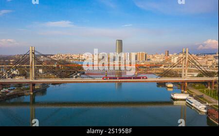 Pechino, Cina. 6 marzo 2024. Una foto aerea scattata il 6 marzo 2024 mostra un treno che corre su un ponte ferroviario che attraversa il fiume Sava lungo la sezione Belgrado-Novi Sad della ferrovia Belgrado-Budapest a Belgrado, in Serbia. Crediti: Ren Weiyun/Xinhua/Alamy Live News Foto Stock