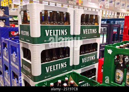 Die C und A Veltins GmbH und Co KG ist eine im Jahre 1824 gegründete Bier - Brauerei. Der Sitz befindet sich a Meschede-Grevenstein im Sauerland. Alleinige Eigentümerin ist Susanne Veltins. Foto: Veltins Pilsener im Bierträger mit je 20 Flaschen *** C und A Veltins GmbH und Co KG è una birreria fondata nel 1824 la sede centrale si trova a Meschede Grevenstein in Sauerland proprietario unico è Susanne Veltins Photo Veltins Pilsener in un portabicchieri con 20 bottiglie ciascuna Foto Stock