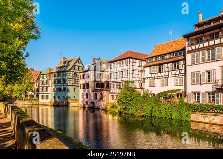 Case in legno lungo il fiume Ill a Strasburgo, Alsazia, Francia Foto Stock