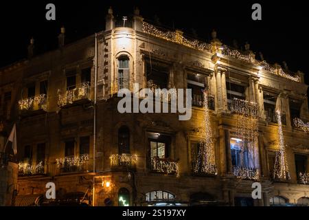 Le luci di Natale decorano l'esterno del nuovo Hotel Imperiale costruito in stile neoclassico europeo nel 1889, di proprietà della Chiesa Greco Ortodossa situata in Piazza Omar Ibn al-Khattab vicino alla porta Jaffa a Gerusalemme, Israele Foto Stock