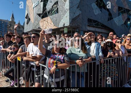 I fan tifosi si con entusiasmo mentre Robbie Williams sale sul palco per uno spettacolo pomeridiano a Melbourne, Australia. Robbie Williams, Rock Star, ha affascinato 8.000 fan alla Federation Square di Melbourne, riempiendo il locale fino alla sua massima capacità per un concerto gratuito che celebra il suo film Better Man. La soleggiata esibizione pomeridiana ha visto la folla cantare, ballare e applaudire mentre Robbie mostrava i suoi successi iconici. I fan hanno portato cartelli e sorrisi, creando un'atmosfera vivace e gioiosa. Questo evento indimenticabile ha sottolineato il legame di Robbie con il suo pubblico e la passione per la musica di Melbourne. Foto Stock