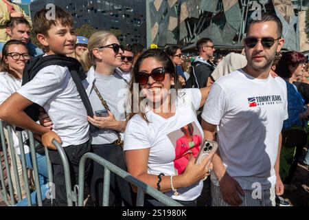 I fan tifosi si con entusiasmo mentre Robbie Williams sale sul palco per uno spettacolo pomeridiano a Melbourne, Australia. Robbie Williams, Rock Star, ha affascinato 8.000 fan alla Federation Square di Melbourne, riempiendo il locale fino alla sua massima capacità per un concerto gratuito che celebra il suo film Better Man. La soleggiata esibizione pomeridiana ha visto la folla cantare, ballare e applaudire mentre Robbie mostrava i suoi successi iconici. I fan hanno portato cartelli e sorrisi, creando un'atmosfera vivace e gioiosa. Questo evento indimenticabile ha sottolineato il legame di Robbie con il suo pubblico e la passione per la musica di Melbourne. Foto Stock