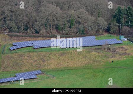 Ampia gamma di pannelli solari fotovoltaici nel terreno del lago artificiale Trimpley, Worcestershire, Regno Unito Foto Stock