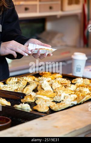 Stalla che serve oscypek tradizionale formaggio affumicato polacco dei monti Tatra al mercato di Natale di Varsavia, Varsavia, Polonia Foto Stock