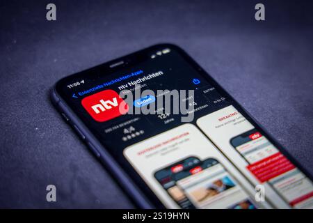 Apple App Store auf einem iPhone. Essentielle Nachrichten-Apps. DTV Nachrichten. // 02.01.2025 Foto Stock
