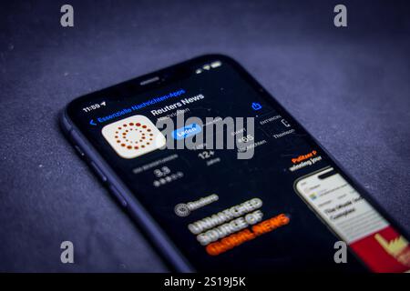 Apple App Store auf einem iPhone. Essentielle Nachrichten-Apps. Reuters News Nachrichten. // 02.01.2025 Foto Stock