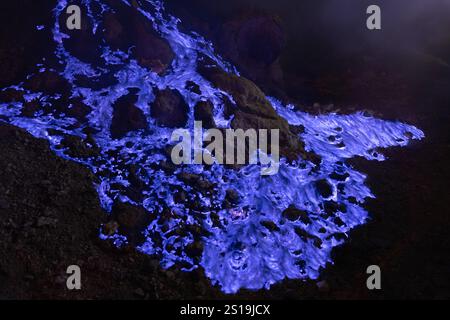 Fiamme di zolfo blu nel vulcano Kawah Ijen. Giava Orientale, Indonesia Foto Stock