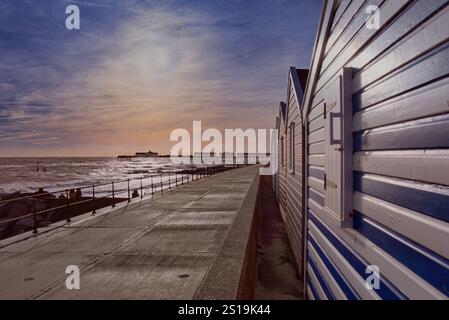 Southwold, Suffolk, Inghilterra, Regno Unito - rifugi sulla passeggiata a nord del molo di Southwold visti all'alba Foto Stock