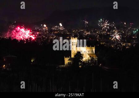 Feuerwerk rund um das Königliche Schloss und Museum Oscarshall auf der Halbinsel Bygdoy a Oslo - 31.12.2024 Oslo: Weihnachtsmarkt und Silvester *** fuochi d'artificio intorno al Palazzo reale e al Museo Oscarshall sulla penisola di Bygdoy a Oslo 31 12 2024 mercato di Natale e Capodanno di Oslo Foto Stock