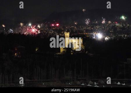 Feuerwerk rund um das Königliche Schloss und Museum Oscarshall auf der Halbinsel Bygdoy a Oslo - 31.12.2024 Oslo: Weihnachtsmarkt und Silvester *** fuochi d'artificio intorno al Palazzo reale e al Museo Oscarshall sulla penisola di Bygdoy a Oslo 31 12 2024 mercato di Natale e Capodanno di Oslo Foto Stock