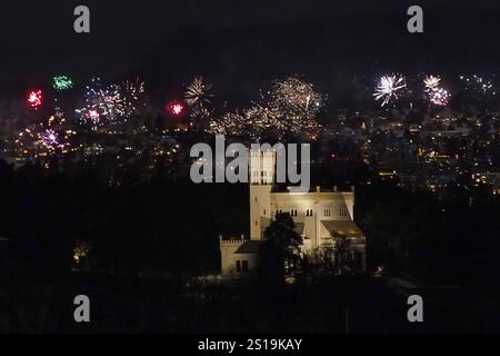 Feuerwerk rund um das Königliche Schloss und Museum Oscarshall auf der Halbinsel Bygdoy a Oslo - 31.12.2024 Oslo: Weihnachtsmarkt und Silvester *** fuochi d'artificio intorno al Palazzo reale e al Museo Oscarshall sulla penisola di Bygdoy a Oslo 31 12 2024 mercato di Natale e Capodanno di Oslo Foto Stock