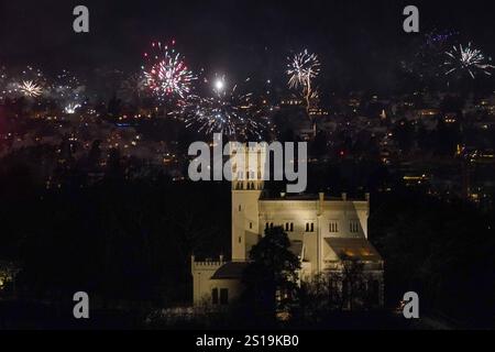 Feuerwerk rund um das Königliche Schloss und Museum Oscarshall auf der Halbinsel Bygdoy a Oslo - 31.12.2024 Oslo: Weihnachtsmarkt und Silvester *** fuochi d'artificio intorno al Palazzo reale e al Museo Oscarshall sulla penisola di Bygdoy a Oslo 31 12 2024 mercato di Natale e Capodanno di Oslo Foto Stock