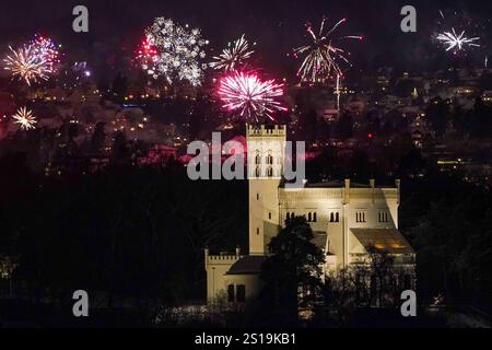 Feuerwerk rund um das Königliche Schloss und Museum Oscarshall auf der Halbinsel Bygdoy a Oslo - 31.12.2024 Oslo: Weihnachtsmarkt und Silvester *** fuochi d'artificio intorno al Palazzo reale e al Museo Oscarshall sulla penisola di Bygdoy a Oslo 31 12 2024 mercato di Natale e Capodanno di Oslo Foto Stock