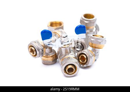 rubinetti di collegamento dell'acqua isolati su sfondo bianco Foto Stock