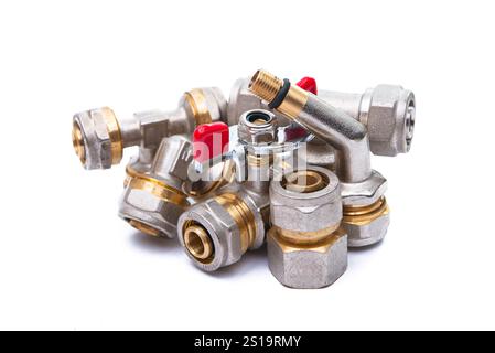 rubinetti di collegamento dell'acqua isolati su sfondo bianco Foto Stock