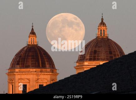 Pechino, Italia. 15 novembre 2024. Una superluna sorge a Roma, Italia, il 15 novembre 2024. Crediti: Alberto Lingria/Xinhua/Alamy Live News Foto Stock