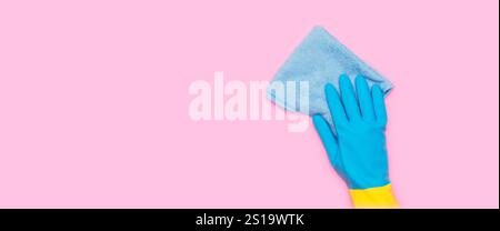 Servizi di pulizia, a mano con una spugna gialla in guanto blu Foto Stock