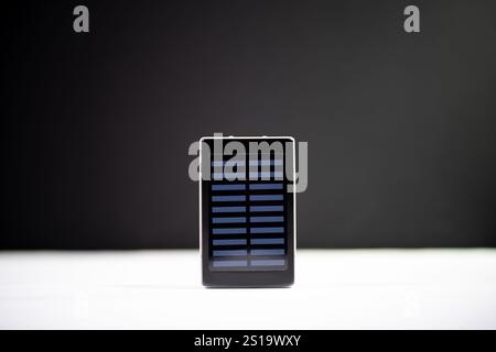 power bank mobile su sfondo nero, caricabatterie powerbank mobile Foto Stock