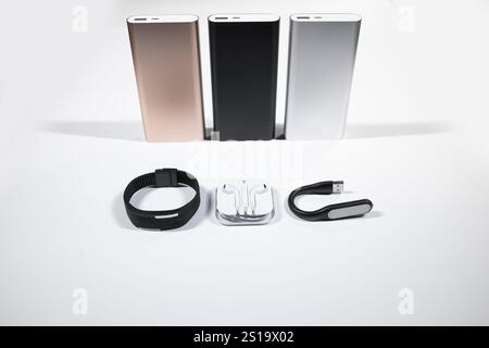 gruppi di alimentazione mobili con dispositivi elettronici portatili su sfondo bianco isolati Foto Stock
