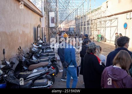 fila di persone al mattino presto fuori dal museo dar el bacha e caffetteria rte sidi abdelaziz marrakech, marocco Foto Stock