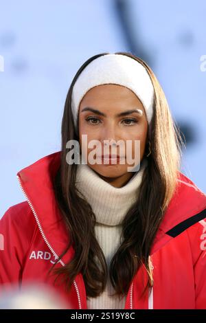 Garmisch Partenkirchen, Germania. 1 gennaio 2025. Lea Wagner, Moderatorin ARD Sportschau beim Neujahrsskispringen 73. Vierschanzentournee Garmisch-Partenkirchen credito: dpa/Alamy Live News Foto Stock