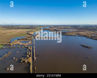 Vista aerea delle inondazioni che circondano la riserva naturale di Fairburn Ings a seguito di un prolungato clima umido, con acque alluvionali che coprono i campi circostanti, le vie di accesso e la bassa terra nel West Yorkshire, Inghilterra. Foto Stock