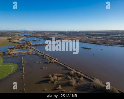 Vista aerea delle inondazioni che circondano la riserva naturale di Fairburn Ings a seguito di un prolungato clima umido, con acque alluvionali che coprono i campi circostanti, le vie di accesso e la bassa terra nel West Yorkshire, Inghilterra. Foto Stock