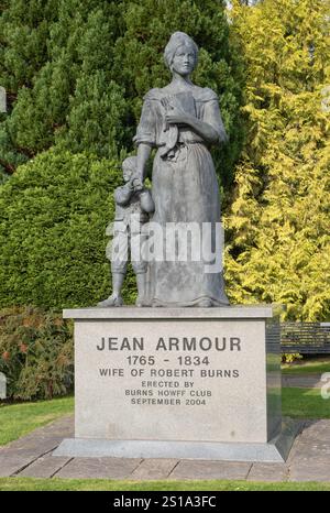 Una statua in bronzo di Robert Burns moglie con un bambino al suo fianco, nel centro di Dumfries, Scozia. Commissionato da Dumfries Burns Howff Club. Foto Stock