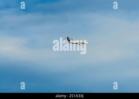 Ryanair Boeing 737 jet passeggeri nel cielo blu. Foto Stock