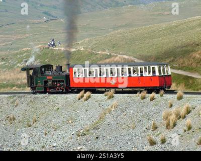 La locomotiva a vapore "Snowdon" è raffigurata mentre sale verso la cima della Snowdon Mountain Railway, una ferrovia a cremagliera che viaggia da Llanberis a. Foto Stock