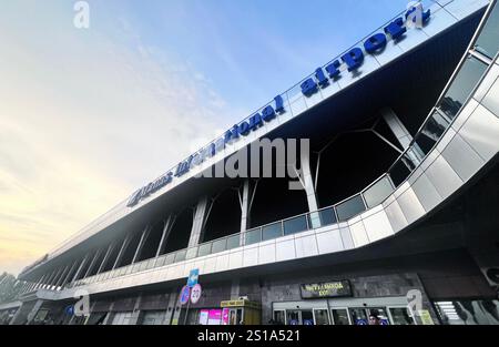 Bishkek, Kirghizistan 2 ottobre 2024: Esterno dell'aeroporto internazionale di Manas, l'unico aeroporto internazionale di Bishkek Foto Stock
