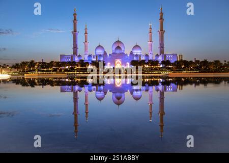 Emirati Arabi Uniti, Abu Dhabi, la Moschea Sheikh Zayed, la più grande degli Emirati Arabi Uniti e la sedicesima più grande del mondo, con 22.412 metri quadrati e una capacità di 40.000 visitatori Foto Stock