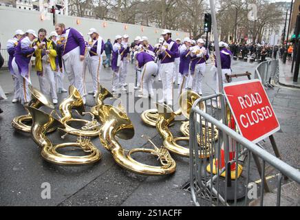 Londra, Regno Unito. 1 gennaio 2025. I membri della band si fermano a Berkeley Square prima della sfilata. ? La parata inaugurale del 1987 ha attirato 2.000 artisti e ha raggiunto oltre 10.000 partecipanti da Stati Uniti, Regno Unito, Europa e oltre 500.000" Pubblico televisivo? Credito: SOPA Images Limited/Alamy Live News Foto Stock