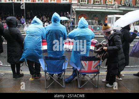 Londra, Regno Unito. 1 gennaio 2025. Persone con cappotti impermeabili viste dal percorso della sfilata. ? La parata inaugurale del 1987 ha attirato 2.000 artisti e ha raggiunto oltre 10.000 partecipanti da Stati Uniti, Regno Unito, Europa e oltre 500.000" Pubblico televisivo? Credito: SOPA Images Limited/Alamy Live News Foto Stock