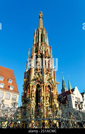 Germania, Baviera, Franconia, Norimberga, città vecchia, Hauptmarkt (Piazza del mercato), Schöner Brunnen (bellissima fontana), fontana gotica del XIV secolo e Sebalduskirche (chiesa Sebald) sullo sfondo Foto Stock