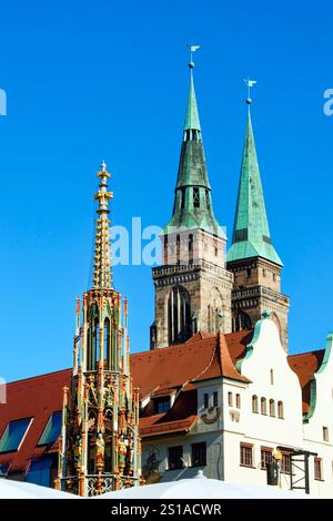 Germania, Baviera, Franconia, Norimberga, città vecchia, Hauptmarkt (Piazza del mercato), Schöner Brunnen (bellissima fontana), fontana gotica del XIV secolo e Sebalduskirche (chiesa Sebald) sullo sfondo Foto Stock