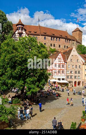 Germania, Baviera, Franconia, Norimberga, città vecchia, Piazza Platz am Tiergärtnertor, case per metà in legno e Kaiserburg, castello imperiale sullo sfondo Foto Stock