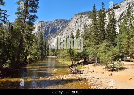 États-Unis, Californie, parc National de Yosemite, vue sur la rivière Merced, California, parco nazionale di Yosemite, vista sul fiume Merced Foto Stock