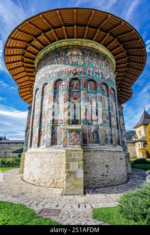 Il monastero medievale di Voronet, il più famoso monastero dipinto della regione meridionale della Bucovina (Moldavia) e costruito dal re Stefano il grande. Foto Foto Stock