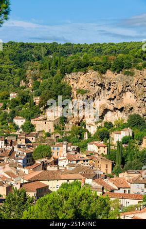 Francia, Var, Provence verte (Provenza Verde), Cotignac, il villaggio con habitat trogloditi nella scogliera di tufo di 80 metri di altezza e 400 metri di larghezza Foto Stock