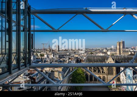 Francia, Parigi (75), quartier des Halles Beaubourg, la cathédrale Notre-Dame en travaux et la tour Saint-Jacques vue depuis le dernier étage du Centre Pompidou (Centre National d'art et de culture Georges-Pompidou)/Francia, Parigi, quartiere Les Halles Beaubourg, Cattedrale di Notre-Dame in costruzione e Torre Saint-Jacques vista dall'ultimo piano del Centre Pompidou (Centro Nazionale d'Arte e Cultura Georges-Georges-Pompidou) Foto Stock
