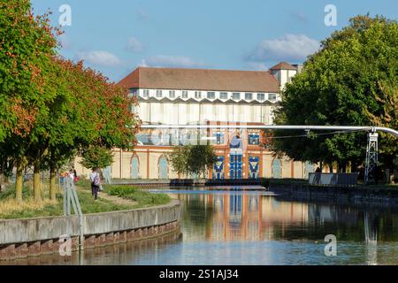 Francia, Meurthe et Moselle, Nancy, lungofiume del canale di Nancy, facciata dell'ex stabilimento industriale di Alsthom, Street art sulla facciata dell'artista di strada Koralie realizzata nel corso del suo progetto chiamato Nomade, che rappresenta vetrate colorate in stile Art Deco realizzate in tessuto Foto Stock