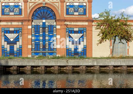 Francia, Meurthe et Moselle, Nancy, lungofiume del canale di Nancy, facciata dell'ex stabilimento industriale di Alsthom, Street art sulla facciata dell'artista di strada Koralie realizzata nel corso del suo progetto chiamato Nomade, che rappresenta vetrate colorate in stile Art Deco realizzate in tessuto Foto Stock