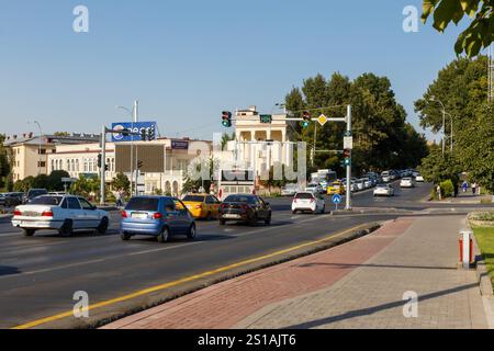 Samarcanda, Uzbekistan - 14 agosto 2024: I veicoli attraversano Registan Street a Samarcanda, Uzbekistan Foto Stock