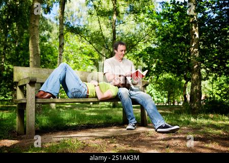 La vita inizia a 40 anni. Un momento di amicizia tra una coppia matura che si rilassa, legge, parla e si diverte insieme. Foto Stock