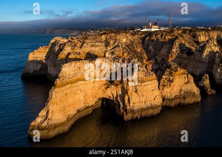 Portogallo, Algarve, Lagos, faro di Ponta da Piedade (vista aerea) Foto Stock