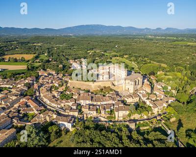 Francia, Drôme, Grignan, etichettato Les Plus Beaux Villages de France, il villaggio e il castello di Grignan, residenza della linea di Adhémar per sei secoli (vista aerea) Foto Stock